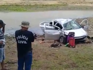 Carro capota, atinge e mata ciclista que estava em acostamento, na BR-230, em Cajá, PB