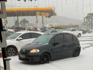 Granizo muda paisagem e deixa rodovia coberta de gelo em SC