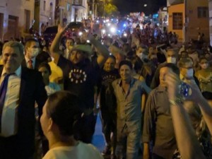 Prefeito celebra posse ao lado de multidão sem máscara e sem distanciamento no Ceará