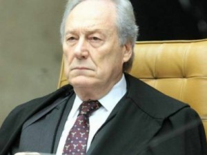 Lewandowski dá 5 dias para ministério informar sobre estoque de insumos para vacina contra Covid-19
