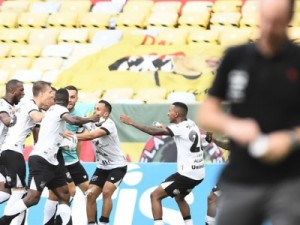 Ceará se defende bem, marca duas vezes e derrota o Flamengo no Maracanã