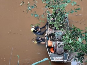 Bombeiros encontram dois corpos das vítimas de caminhão que caiu em rio de João Monlevade
