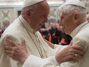 Papa Francisco e papa emérito Bento XVI foram vacinados contra a Covid-19