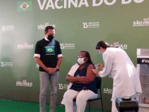 Anvisa aprova vacinas e governo de SP aplica 1ª dose da CoronaVac antes do plano nacional