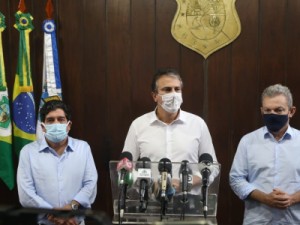 Camilo recomenda evitar viagens intermunicipais e proíbe áreas de lazer de condomínios de praia