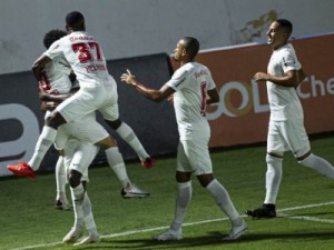 Claudinho comanda goleada do Bragantino por 4 a 1 sobre o Vasco
