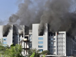 Incêndio em fábrica de vacina na Índia mata 5