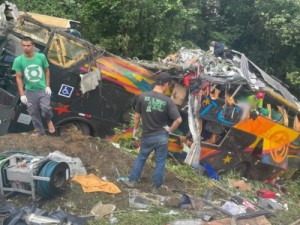 TRAGÉDIA: Acidente com ônibus deixa 19 mortos e 33 feridos na BR-376