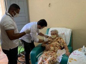 Prefeito de Barbalha vacina dona Liesse Callou com 107 anos