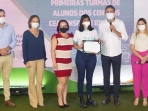 Governo do Ceará certifica 1.598 alunos e professores da primeira turma formada nos Centros Cearenses de Idiomas