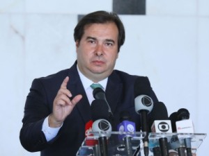 Em reunião tensa, Maia diz que pode aceitar pedido de impeachment