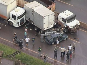 Carretas, caminhões e carros se envolvem em acidente no Anel Rodoviário de Belo Horizonte
