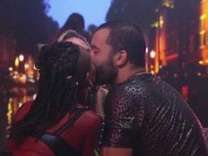 BBB21: Gil, Sarah e Karol Conka dão selinho triplo na festa Amsterdam