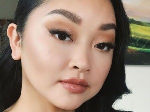 Lana Condor, de 'Para Todos os Garotos', diz que já foi flagrada pelada por fãs