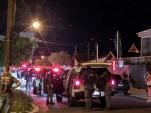 Homem tem surto psicótico e mobiliza 11 viaturas da PM e o Gate em Praia Grande, SP