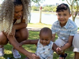 Incêndio mata três crianças e vizinha diz ter ouvido, ‘Pai, não deixa eu morrer aqui’