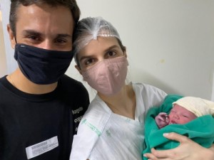 Nasce bebê gerado pela tia para a irmã que não pode ter filhos: 'Lindo e saudável', diz mãe