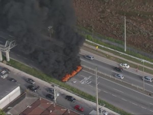 Protesto pela retomada do auxílio emergencial bloqueia Rodovia Régis Bittencourt em SP
