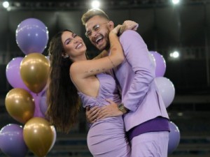 Boca Rosa e Fred descobrem sexo de bebê em chá revelação no Maracanã