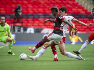 Flamengo vira em cima do Internacional e assume liderança do Brasileirão