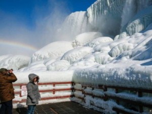 Cataratas do Niágara congelam em meio a forte frente fria