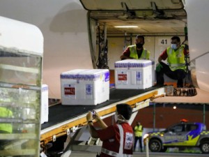 Avião pousa em Fortaleza com lote de 49.200 doses de vacinas contra a Covid