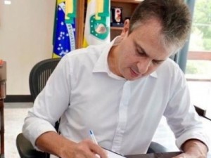 Camilo Santana sanciona leis com medidas de apoio a profissionais do setor de eventos