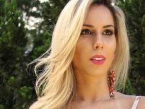 Modelo conhecida como 'Barbie do Crime' e acusada de dar golpes na internet se entrega à Polícia