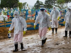 Adultos infectados com a variante identificada em Manaus têm 10 vezes mais vírus no corpo, aponta Fiocruz