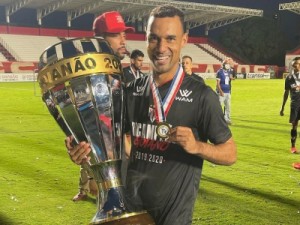 Após despedida no Atlético-GO, Gilvan prepara assinatura e viagem rumo ao Botafogo