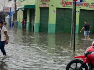 Forte chuva alaga ruas, avenidas e deixa moradores da Região Centro-Sul e Vale do Jaguaribe assustados