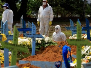 Brasil tem recorde e ultrapassa EUA em média de mortes diárias por Covid-19 por milhão de habitantes
