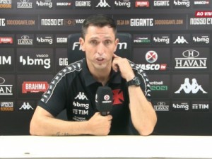 Siston lembra inexperiência do Vasco, mas cobra reação: "Tem que jogar para vencer com 10 anos ou 30 anos"