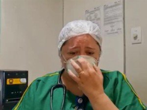 Médica cearense se emociona ao pedir que pessoas fiquem em casa: 'Não seja o paciente pedindo para não morrer'