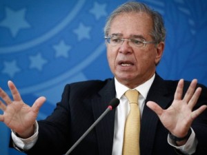 'Talvez por infelicidade', Bolsonaro não deixou claro o problema da saúde e da vacinação, diz Guedes