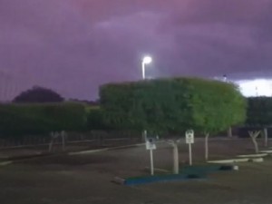 Nuvens ficam rosa em dia de chuva e encantam moradores de Quixadá, no Ceará