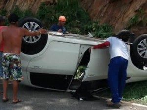 Caririaçu-CE: Veículo capota na descida da serra e mulher fica ferida