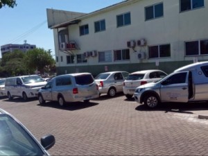 Carros funerários formam fila para a retirada de corpos no Hospital Municipal de Foz do Iguaçu