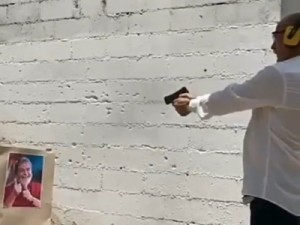 Vereador de Fortaleza é condenado a pagar multa por atirar em foto de Lula