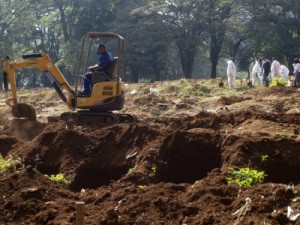 Covid-19: Funerários relatam filas de corpos e prefeitura terceiriza serviços em SP