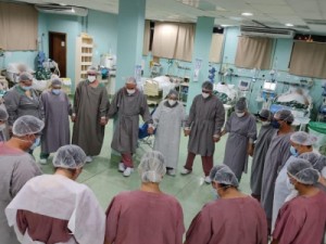 Funcionários da Santa Casa fazem oração em meio aos leitos de pacientes com Covid em Sorocaba