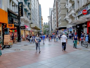 Sem vacinação em massa, confiança do comércio cai 1,5% em março, nota CNC