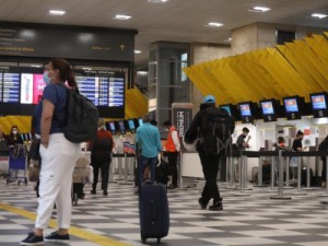 Anvisa dá 48h para aeroportos adotarem medidas sanitárias contra Covid determinadas pelos governos estaduais e municipais