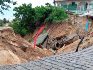 Chuva abre cratera, e casas são esvaziadas em Morro Branco