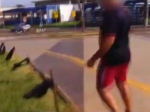 Homem chuta cruzes e arranca faixas ao invadir ato pelas mortes por Covid-19, em Toledo