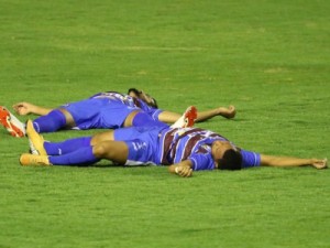 Jogador do Vitória-PE tem fratura no rosto após choque e desmaio, mas recebe alta do hospital