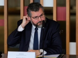 Pressionado no cargo, Ernesto cancela agenda desta segunda e chama equipe para reunião