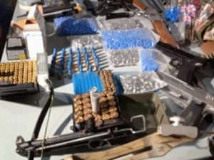 Após ligação de mãe, polícia apreende armas e munição de filho dentro de casa em Maringá