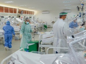 Brasil supera 13 milhões de casos de Covid; média de mortes está em 2.698 por dia