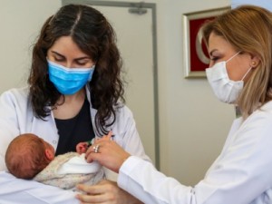 Covid-19: Grávida vacinada com Coronavac dá à luz bebê com anticorpos na Turquia